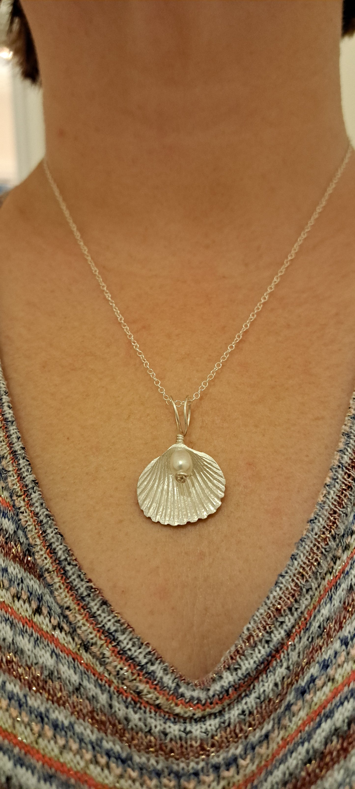 Cockle shell necklace with pearl