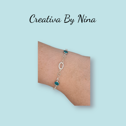 Preciosa bracelet with twisted oval focal link